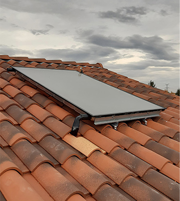 Panneau solaire SYRIUS SOLAR INDUSTRY sur un toit